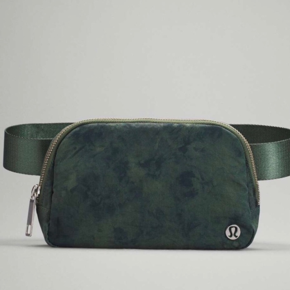 NWOT- Aquila Green Twill Multi Lululemon belt bag